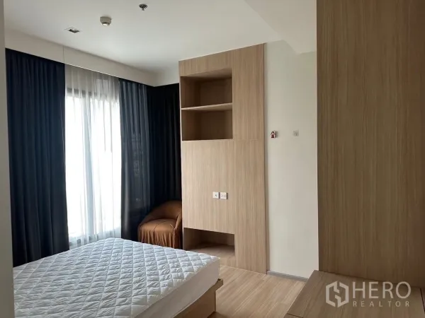 คอนโด ให้เช่าในChatuchak, Bangkok - มุมห้องนอนตู้เสื้อผ้าบิลท์อินและชั้นวาง ข้างผ้าม่านสูงจรดเพดาน