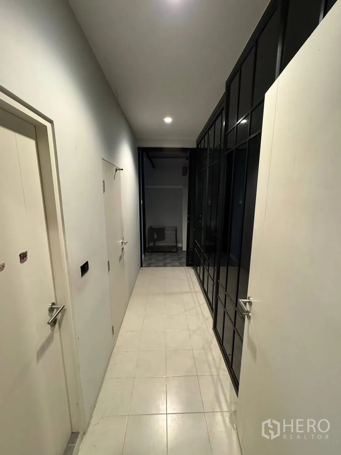 独立式住宅 出售在Mueang Pathum Thani, Pathum Thani - 服务走廊，储物间与黑框玻璃隔断。