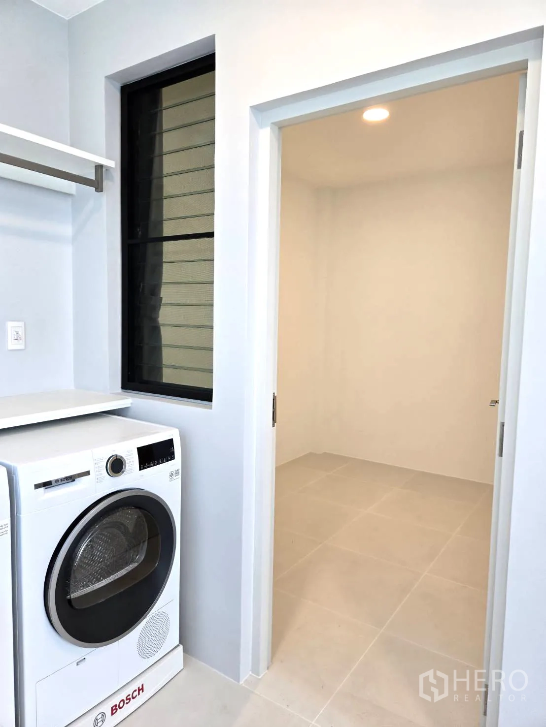 Detached House for rent in Saphan Sung, Bangkok - Storage room or pantry with window and built‑in shelving.