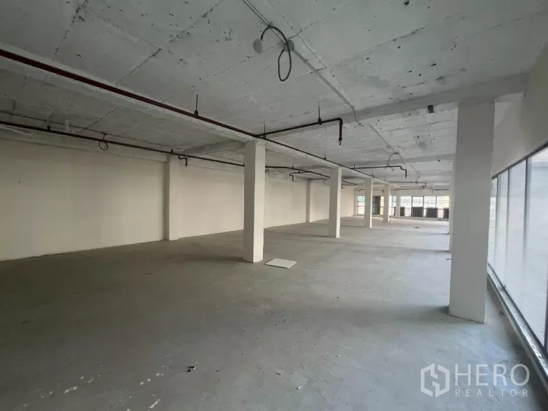 พื้นที่ขายปลีก ให้เช่าในWatthana, Bangkok - แปลนพื้นลึกมีเสาและงานระบบบนเพดาน พร้อมตกแต่งต่อ