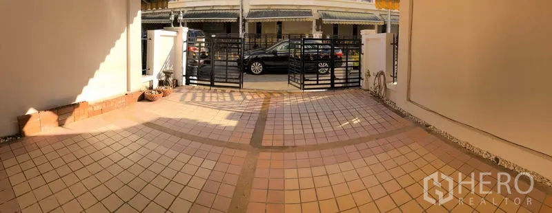 ทาวน์เฮาส์ ให้เช่าในYan Nawa, Bangkok - ลานหน้าบ้านปูกระเบื้องพร้อมประตูรั้วและที่จอดรถของทาวน์เฮ้าส์ยานนาวา
