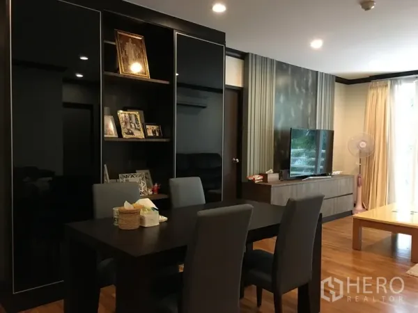 公寓 出售在Khlong Toei, Bangkok - 餐区配黑色嵌入式橱柜与搁架，筒灯照明，紧邻客厅。