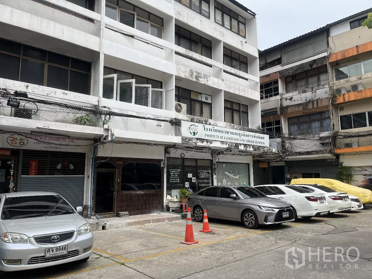 สำนักงานที่บ้าน ให้เช่าในKhlong Toei, Bangkok - อาคารทาวน์เฮาส์ 4 ชั้นด้านหน้า มีที่จอดรถและบรรยากาศริมถนนในกรุงเทพฯ