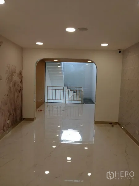 อาคารพาณิชย์ ให้เช่าในWatthana, Bangkok - มุมสูงพื้นที่ดับเบิลวอลุ่ม โคมไฟทรงกลม และบูธกั้นสีส้ม