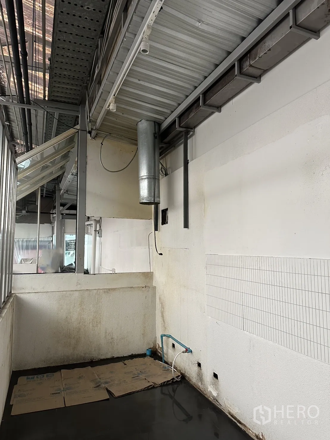 零售空间 for rent in Bang Rak, Bangkok - 后场区展示给排水接口、排气管与深色地砖。