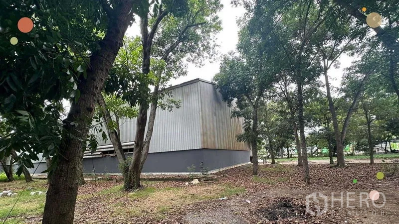 Warehouse for rent in Phra Nakhon Si Ayutthaya - Wide-angle view of the warehouse hall with metal roof and lighting.