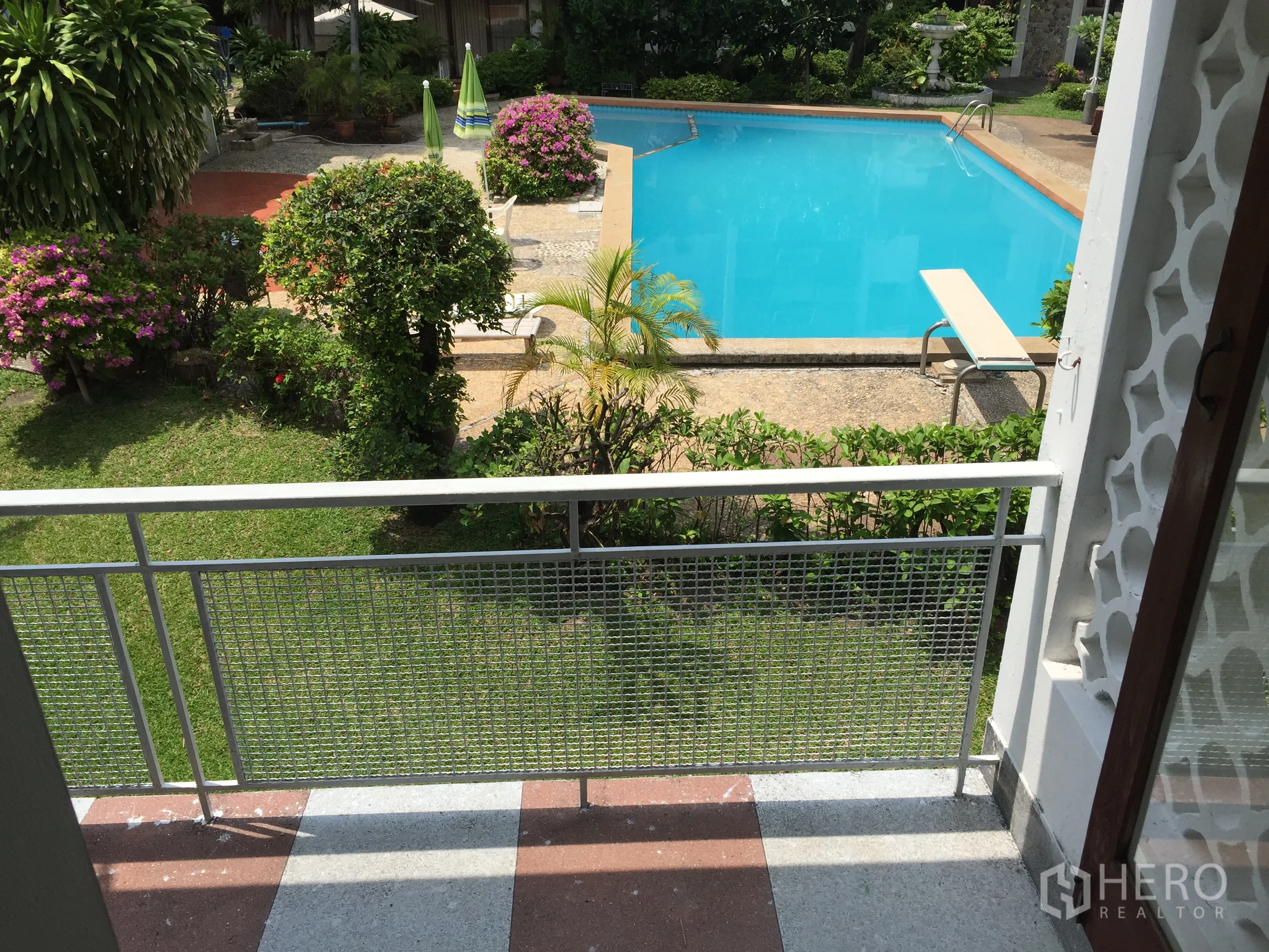 Townhouse for rent in Yan Nawa, Bangkok - Balcony overlooking landscaped garden and shared swimming pool.