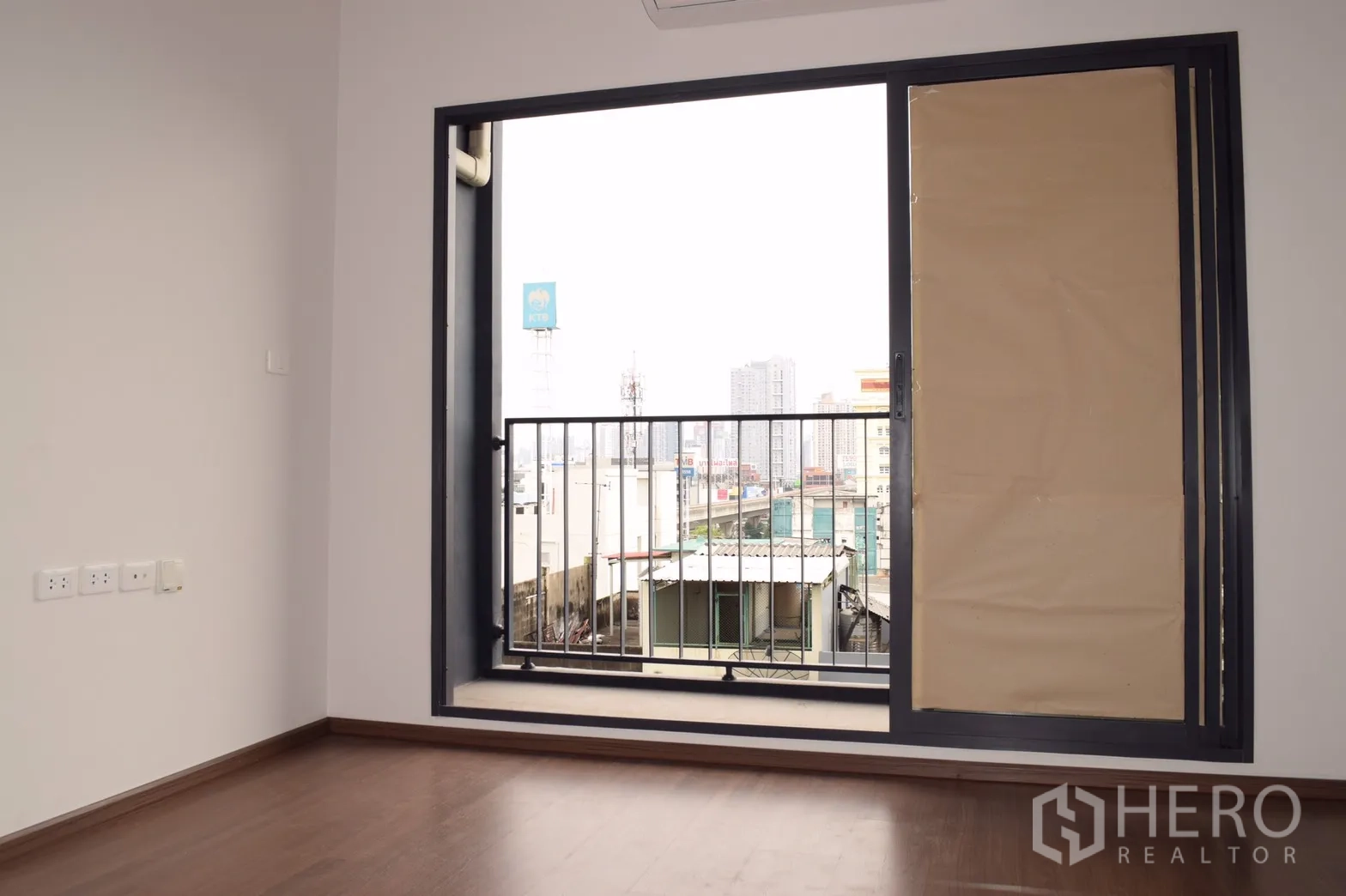 คอนโด ให้เช่าในPhra Khanong, Bangkok - ระเบียงวิวเมืองพร้อมราวเหล็กและประตูกระจกบานเลื่อน