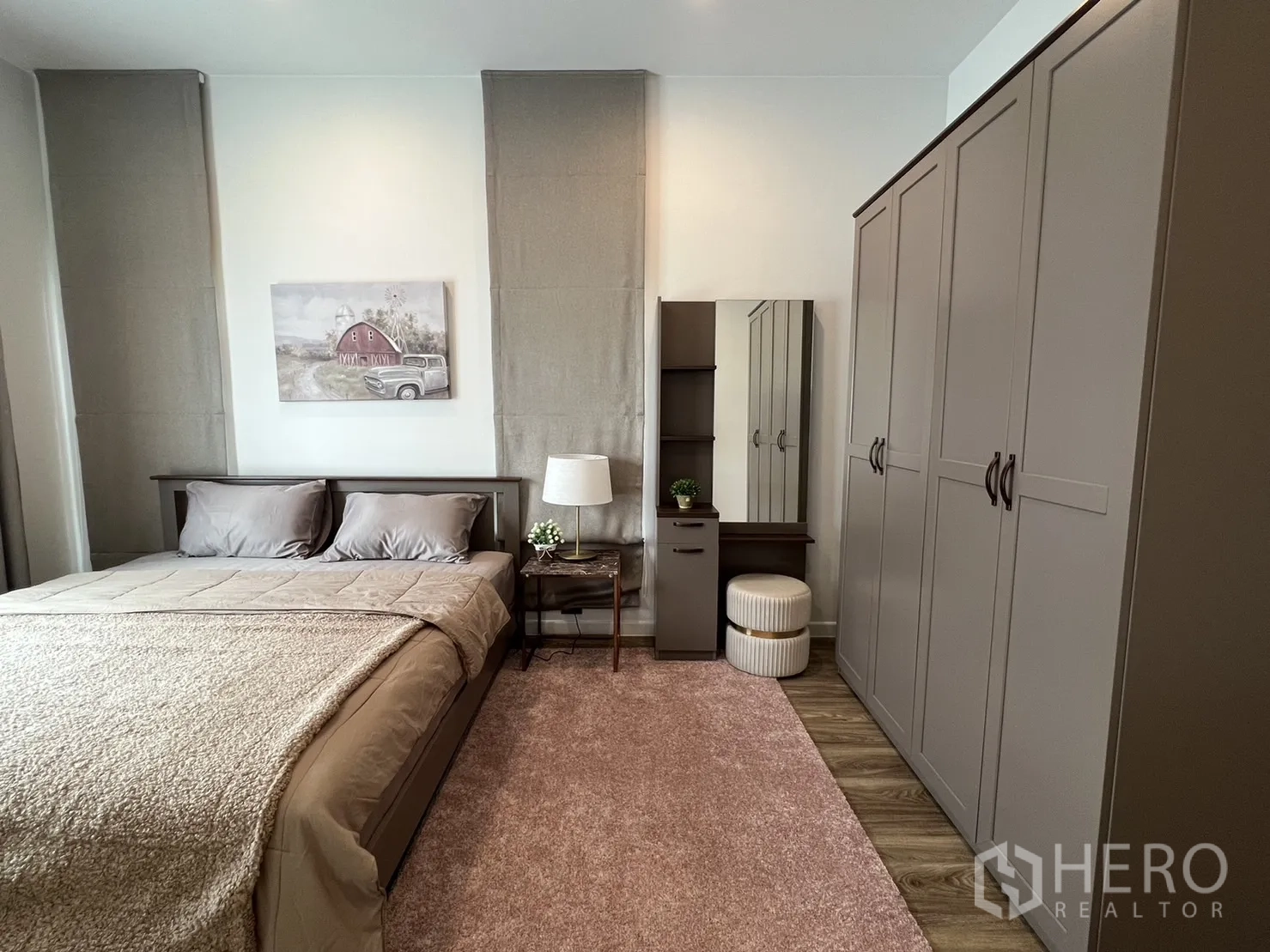 บ้าน ให้เช่าในBang Kapi, Bangkok - ห้องนอนที่สองพร้อมตู้เสื้อผ้าบานกระจกและโต๊ะหัวเตียง