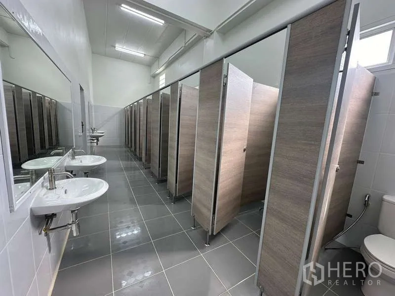 คลังสินค้า ให้เช่าในMueang Samut Prakan, Samut Prakan - แนวห้องน้ำหลายคูหาพร้อมอ่างล้างหน้าและสุขภัณฑ์ทันสมัย