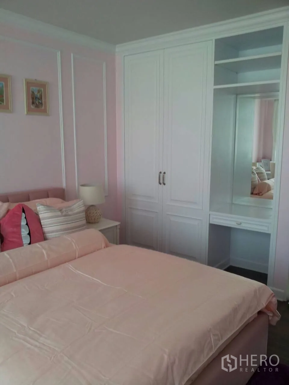 联排别墅 出租在Watthana, Bangkok - 粉色客卧，带内置衣柜、梳妆台与大床。