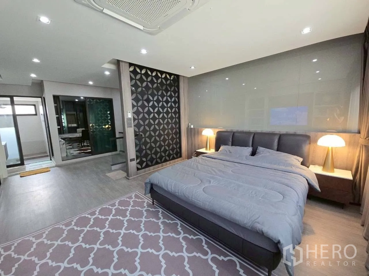 ทาวน์เฮาส์ ให้เช่าหรือขายในLat Phrao, Bangkok - มาสเตอร์สวีทกว้าง ฉากกั้นลายวงกลม โคมไฟหัวเตียง และผนังกระจก