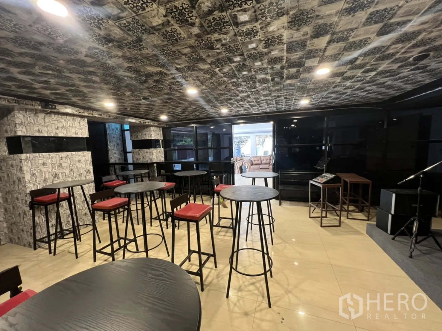 零售空间 出租在Watthana, Bangkok - 带图案天花的区域，高桌高凳与玻璃立面。