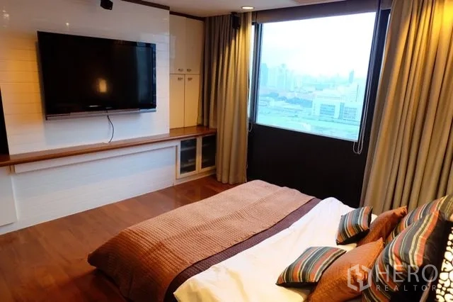 คอนโด ขายในPathum Wan, Bangkok - ห้องนอนหลักพร้อมหน้าต่างบานใหญ่ ทีวีติดผนัง และตู้บิลท์อิน