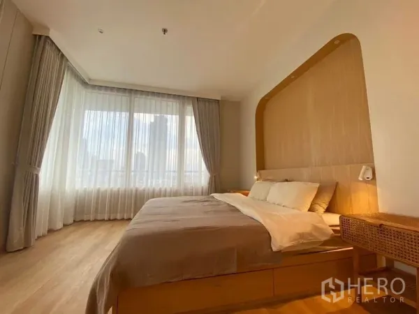 คอนโด ให้เช่าในRatchathewi, Bangkok - ห้องนอนใหญ่ เตียงคิงไซส์ หน้าต่างเต็มผนัง วิวเมือง ใกล้ BTS พญาไท