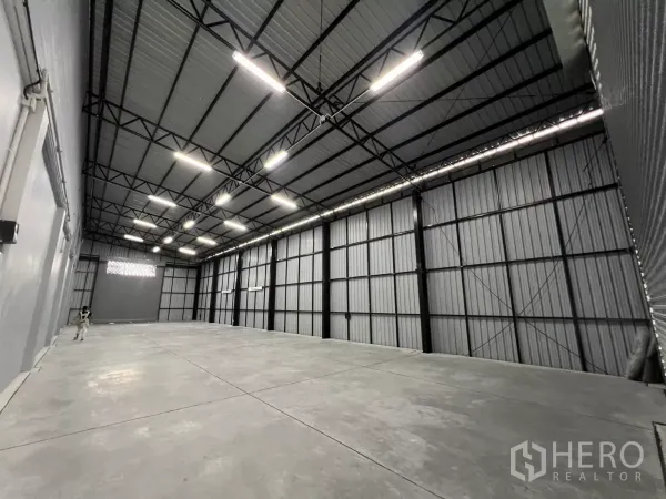 货栈 出租在Yan Nawa, Bangkok - 开放式仓库空间，夹芯金属墙与通风窗一并可见。