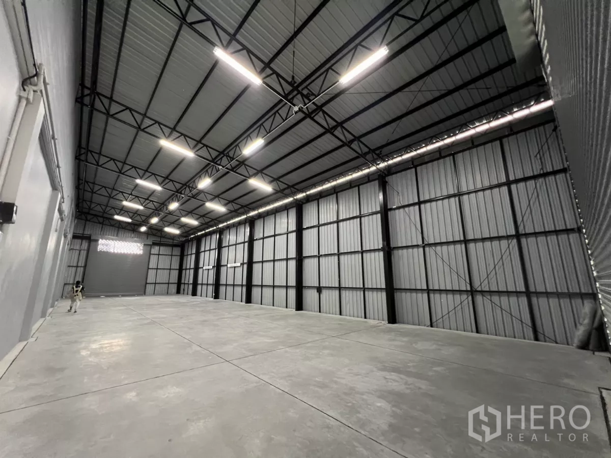 货栈 出租在Yan Nawa, Bangkok - 开放式仓库空间，夹芯金属墙与通风窗一并可见。