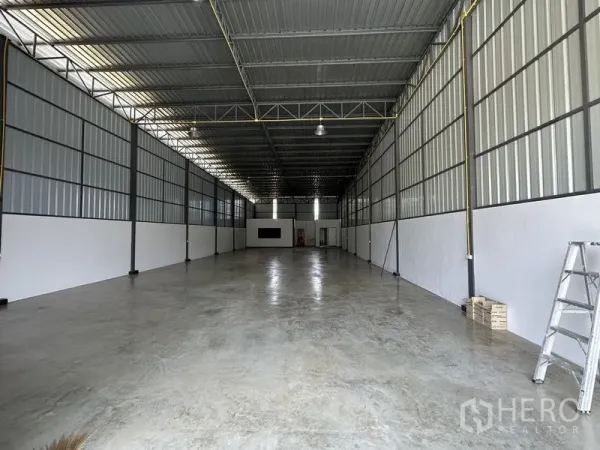 คลังสินค้า ให้เช่าในKhlong Sam Wa, Bangkok - ภายในโกดัง เพดานสูง โครงถักเหล็ก พื้นคอนกรีตขัดมัน