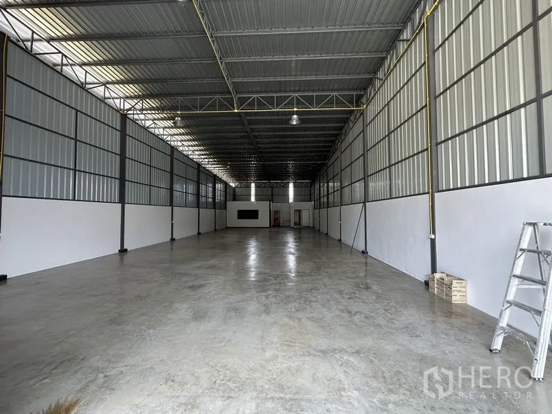 คลังสินค้า ให้เช่าในKhlong Sam Wa, Bangkok - ภายในโกดัง เพดานสูง โครงถักเหล็ก พื้นคอนกรีตขัดมัน