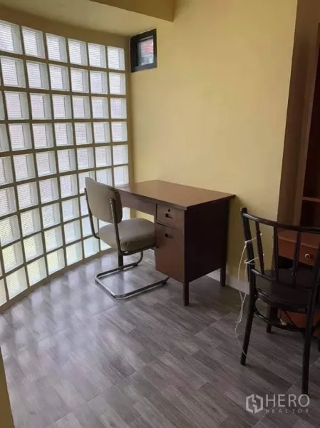 ทาวน์เฮาส์ ให้เช่าในPhra Khanong, Bangkok - มุมทำงานสว่างใส โต๊ะทำงานข้างผนังกระจกบล็อก พื้นกระเบื้องลายไม้สีเทา