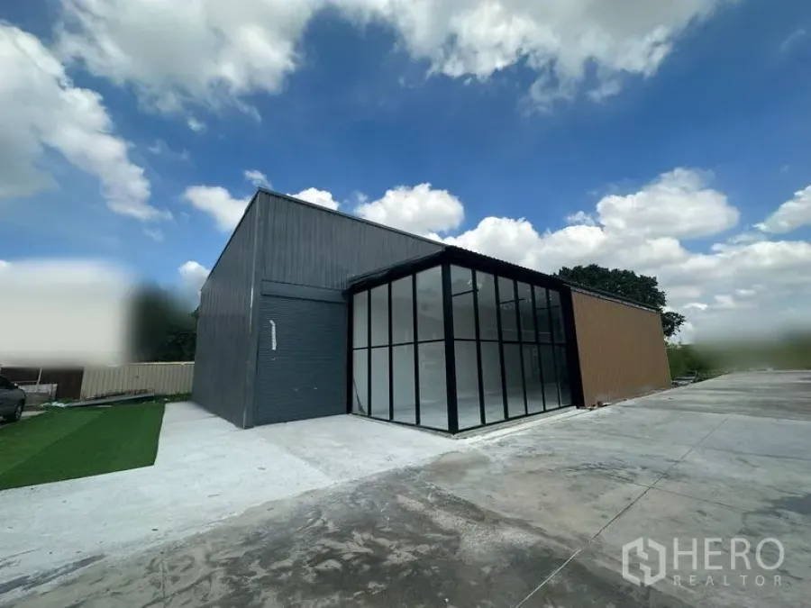 คลังสินค้า ให้เช่าในBang Phli, Samut Prakan - ภาพภายนอกแสดงประตูม้วน หน้าร้านกระจก และพื้นที่จอดรถ/ขนถ่ายสินค้ากว้าง