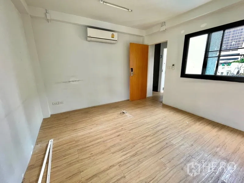 อาคารพาณิชย์ ให้เช่าในPathum Wan, Bangkok - ห้องโล่งปรับอากาศ พื้นลายไม้ มีหน้าต่าง พร้อมสำหรับตกแต่ง