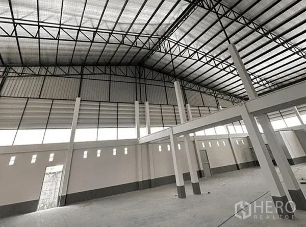 Warehouse for rent in Bang Pakong, Chachoengsao - Spacious warehouse interior featuring a high steel-truss roof, clerestory windows and smooth concrete floor.