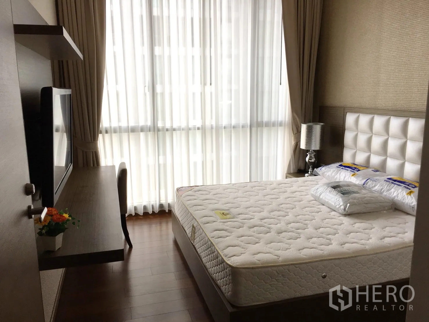 คอนโด ให้เช่าในWatthana, Bangkok - ห้องนอนอบอุ่น มีหน้าต่างบานใหญ่ ผ้าม่านโปร่ง และโต๊ะทำงานติดผนัง