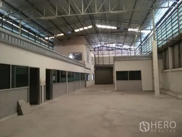 货栈 出租在Suan Luang, Bangkok - 仓库内部，挑高钢结构屋顶，带夹层办公室与卷闸门