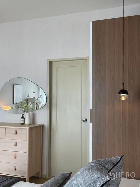 คอนโด ให้เช่าในWatthana, Bangkok - มุมห้องนอนมีตู้ลิ้นชัก กระจกทรงโค้ง และโคมไฟห้อยตกแต่ง