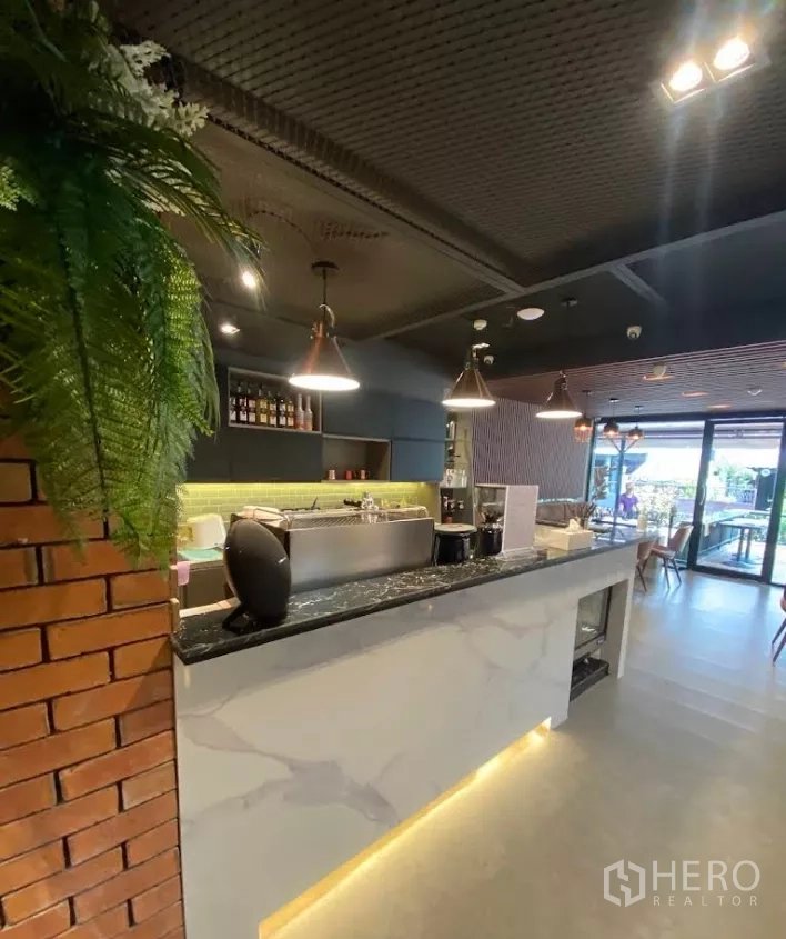 พื้นที่ขายปลีก ให้เช่าในKhlong Toei, Bangkok - เคาน์เตอร์บริการลายหินอ่อน โคมแขวน และชั้นวางอุปกรณ์ภายในร้าน