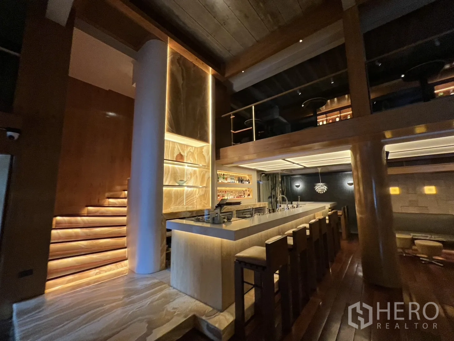 零售空间 出租在Watthana, Bangkok - 一层吧台，发光玛瑙细节与上方夹层。