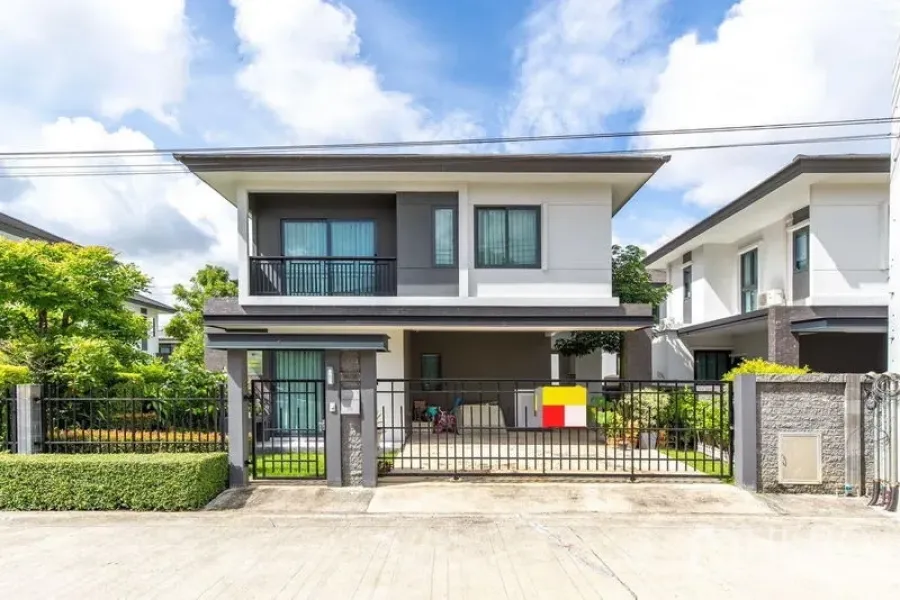 独立式住宅 出租在Bang Phli, Samut Prakan - 现代两层独栋别墅，带前院栅栏、阳台和有顶车位。