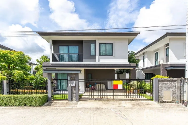 独立式住宅 出租在Bang Phli, Samut Prakan - 现代两层独栋别墅，带前院栅栏、阳台和有顶车位。