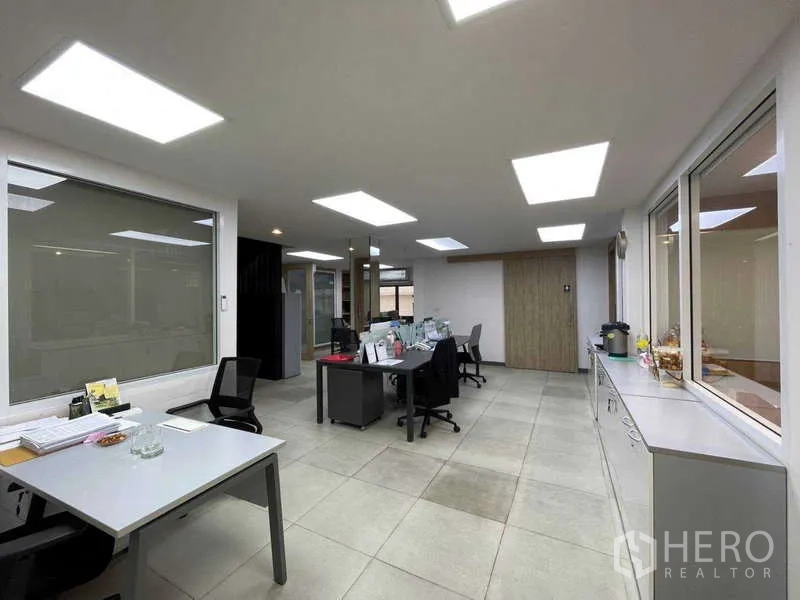 带办公室的家 出租在Watthana, Bangkok - 开放式办公区宽敞，多张工位与吸顶灯面板