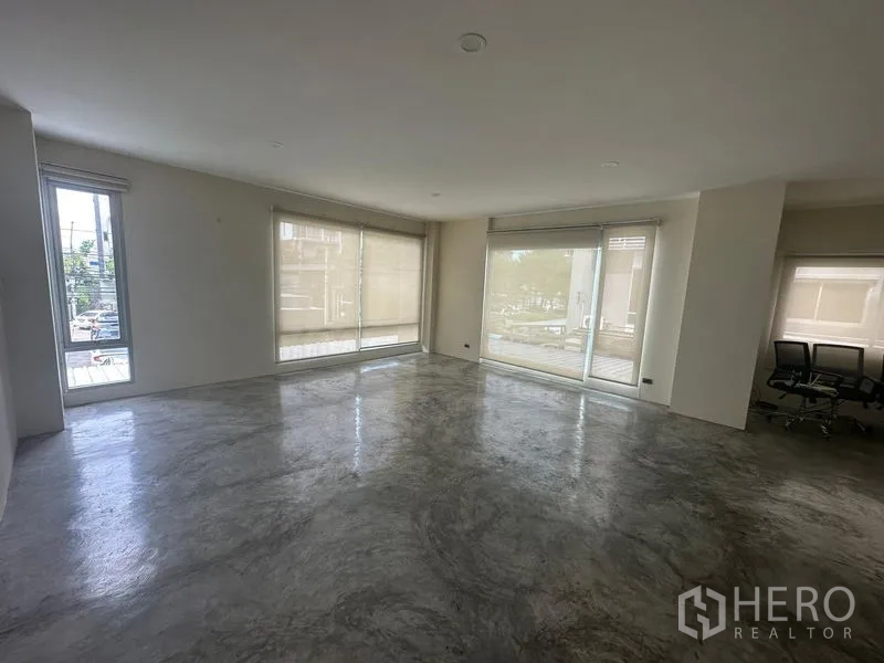สำนักงานที่บ้าน ให้เช่าในWang Thonglang, Bangkok - พื้นที่ออฟฟิศมุมห้อง พื้นปูนขัดมัน พร้อมหน้าต่างเต็มบานหลายชุด