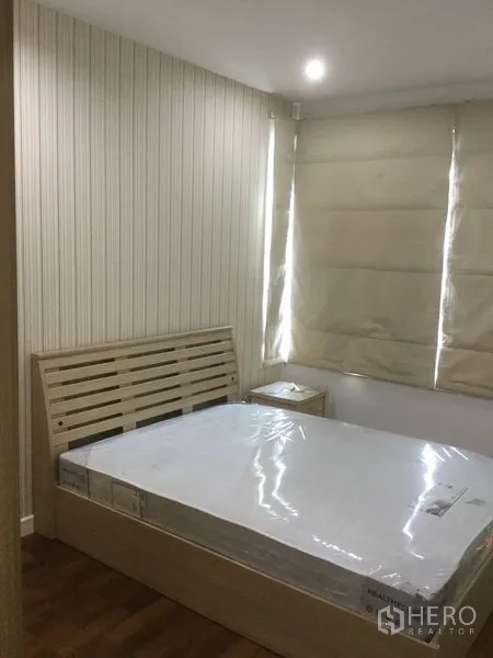 คอนโด ให้เช่าในKhlong Toei, Bangkok - ห้องนอนขนาดกะทัดรัด ผนังลายเส้นและม่านม้วนสีอ่อน