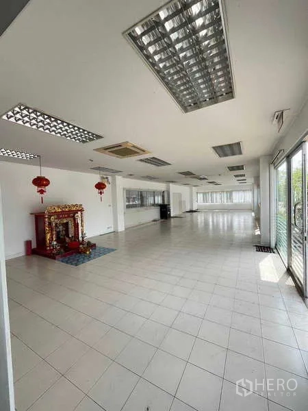 货栈 出租在Lat Krabang, Bangkok - 超大开放式办公室，瓷砖地、吊顶灯与推拉玻璃门。