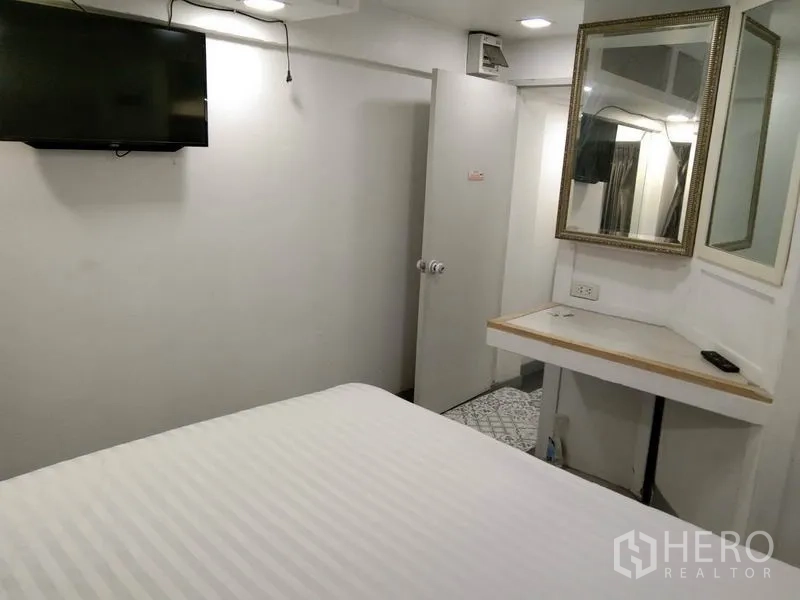 店屋 出租在Phra Nakhon, Bangkok - 紧凑卧室，配电视、镜子与小工作台