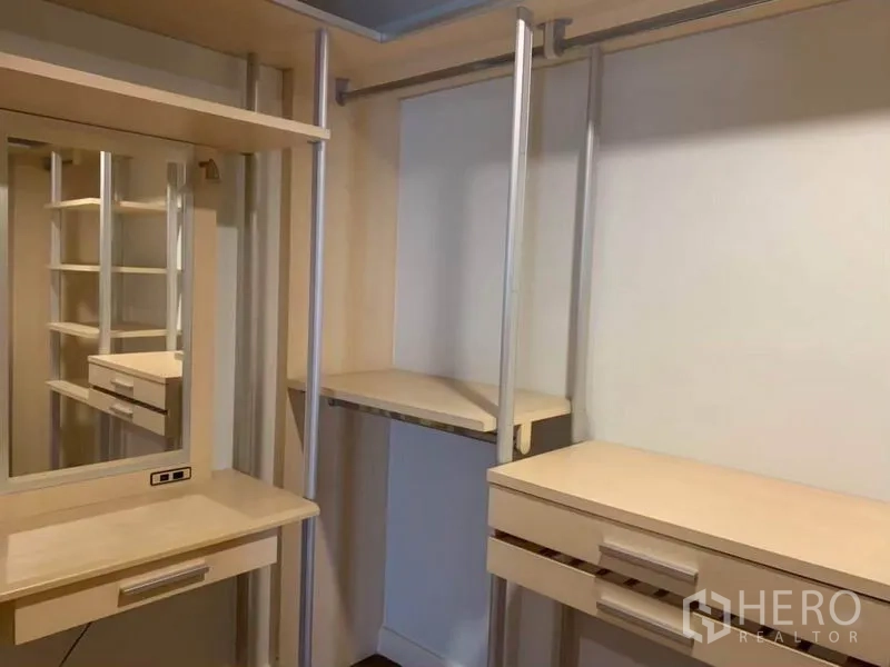 ทาวน์เฮาส์ ให้เช่าในKhlong Toei, Bangkok - มุมแต่งตัวพร้อมกระจก ชั้นวาง ลิ้นชัก และพื้นที่แขวนเสื้อผ้า