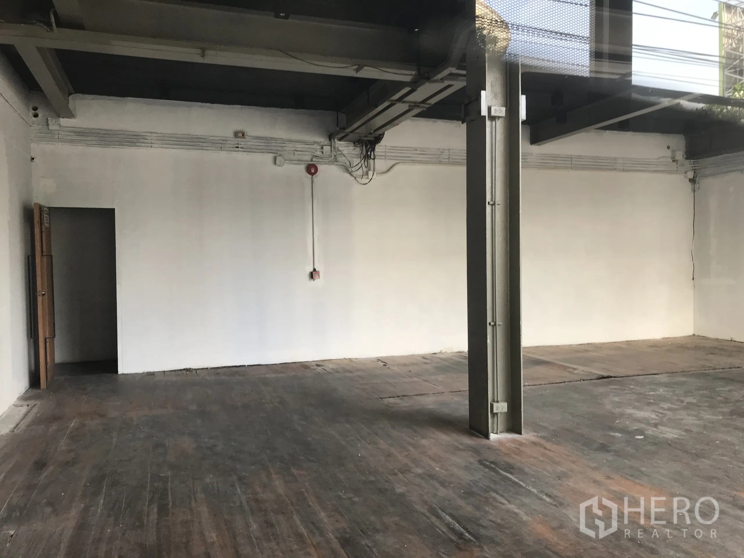 零售空间 出租在Watthana, Bangkok - 开放式店堂，钢柱与沿墙电管，木质地面