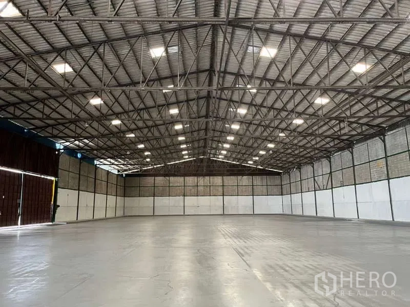 工厂 出租在Bang Pakong, Chachoengsao - 对称视角的仓库内部，宽阔无障碍地面适合货架或设备。