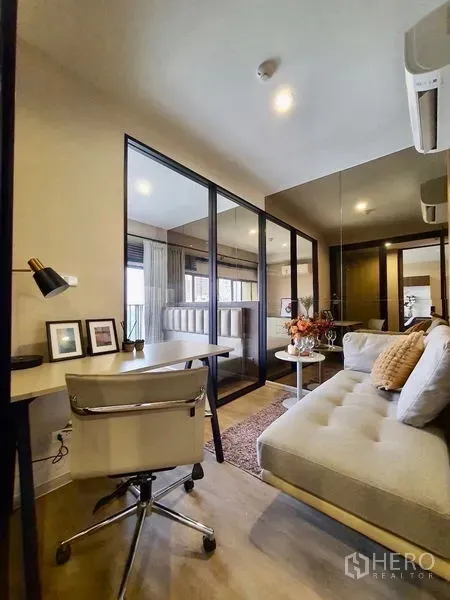 คอนโด ให้เช่าในPathum Wan, Bangkok - มุมทำงานพร้อมโต๊ะและเก้าอี้ติดฉากกั้นกระจกของห้องอเนกประสงค์