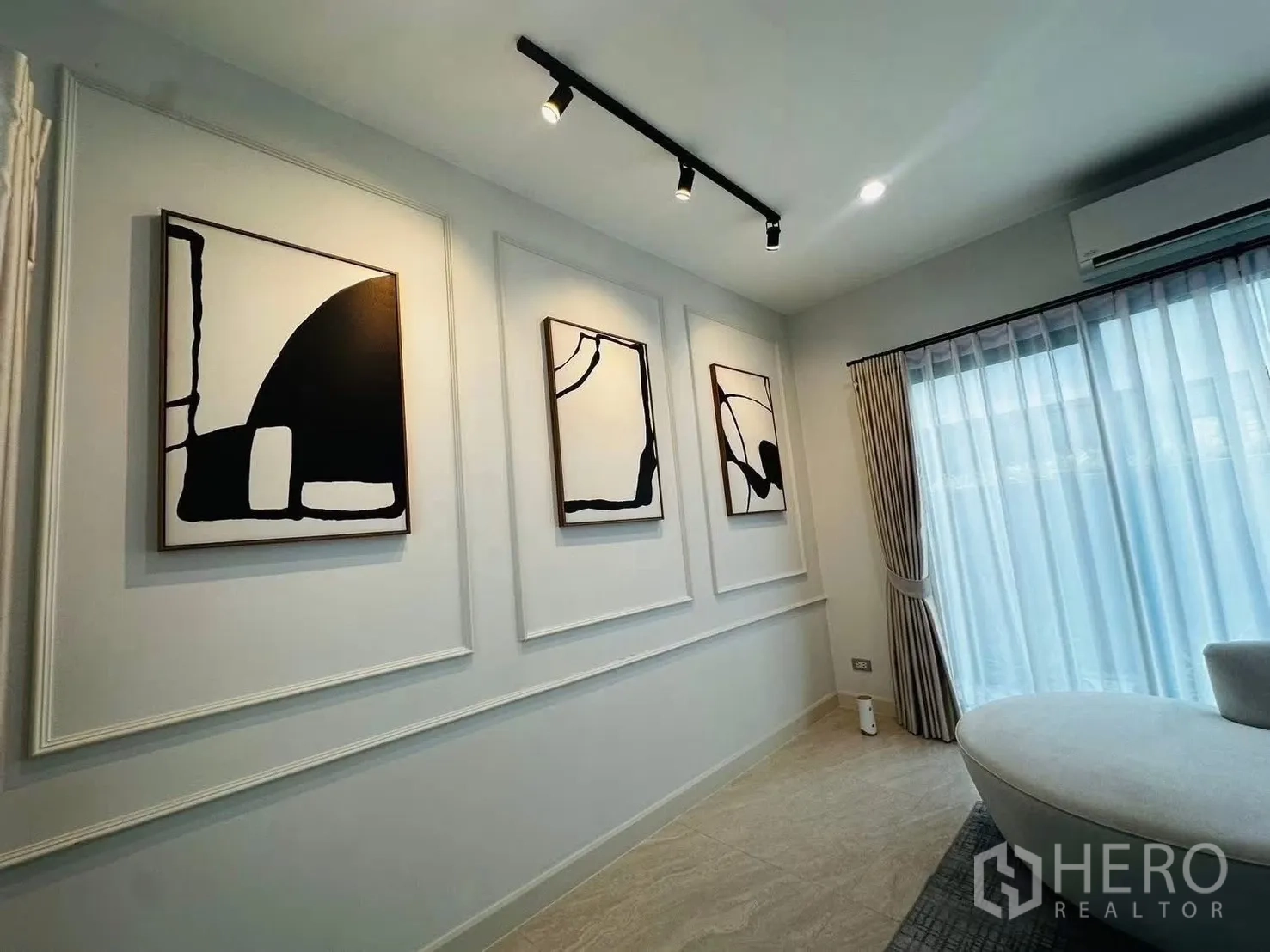 ทาวน์เฮาส์ for rent in Suan Luang, Bangkok - มุมนั่งเล่นตกแต่งบัวผนัง ภาพศิลป์ และผ้าม่านโปร่ง