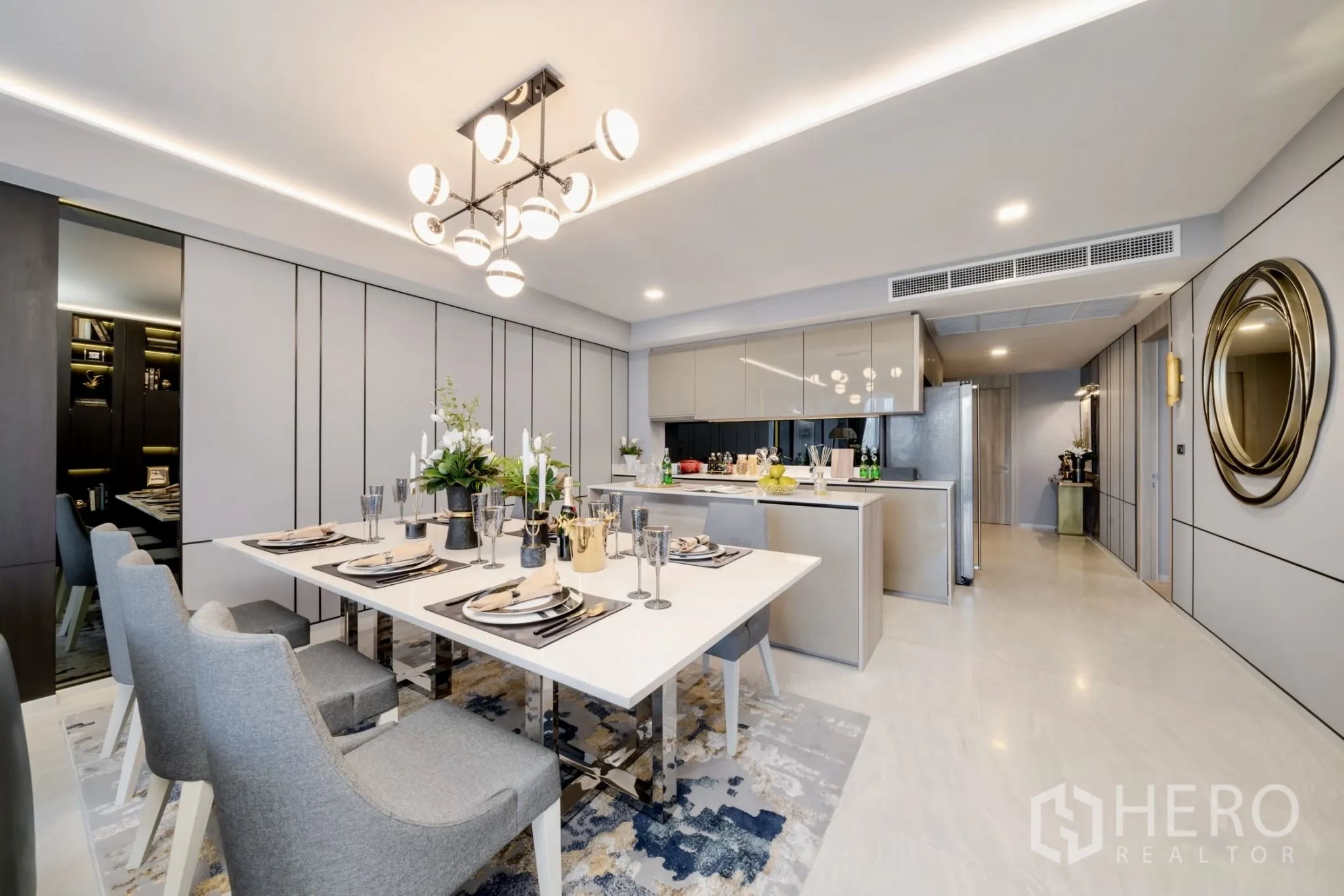 คอนโด ให้เช่าในWatthana, Bangkok - ห้องทานข้าวสว่างไสว แจกันดอกไม้ อยู่ข้างไอส์แลนด์ครัวสมัยใหม่