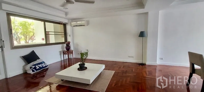 ทาวน์เฮาส์ ให้เช่าในSathon, Bangkok - ห้องนั่งเล่นสไตล์มินิมอล โต๊ะกลางเตี้ย เครื่องปรับอากาศ และหน้าต่างบานใหญ่