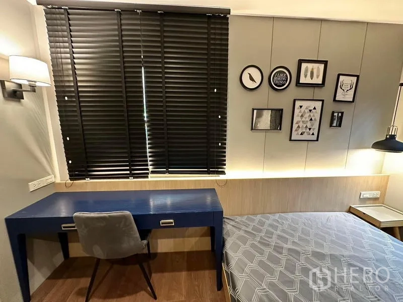 Detached House for rent in Bang Phli, Samut Prakan - Secondary bedroom with study desk, wall decor, bedside lighting and venetian blinds.