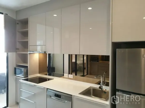 公寓 出租在Pathum Wan, Bangkok - 现代厨房，石面台、嵌入式炉灶、洗碗机与高柜