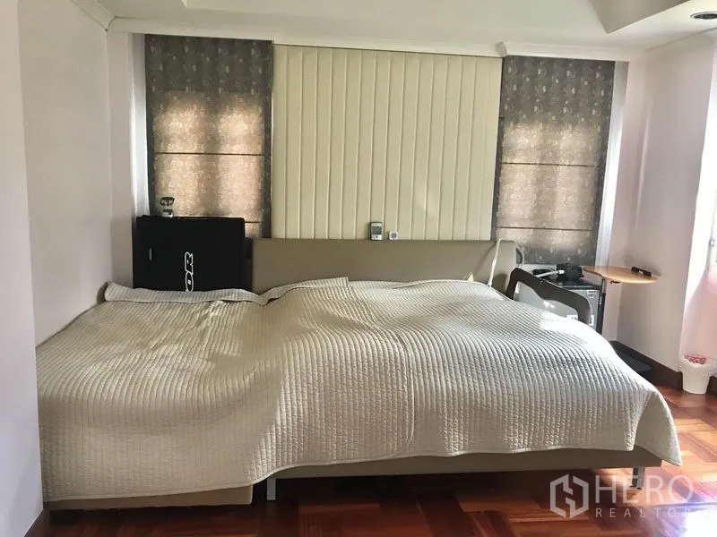 独立式住宅 出租 - 主卧配特大床、软包床头、带百叶的大窗与木地板。