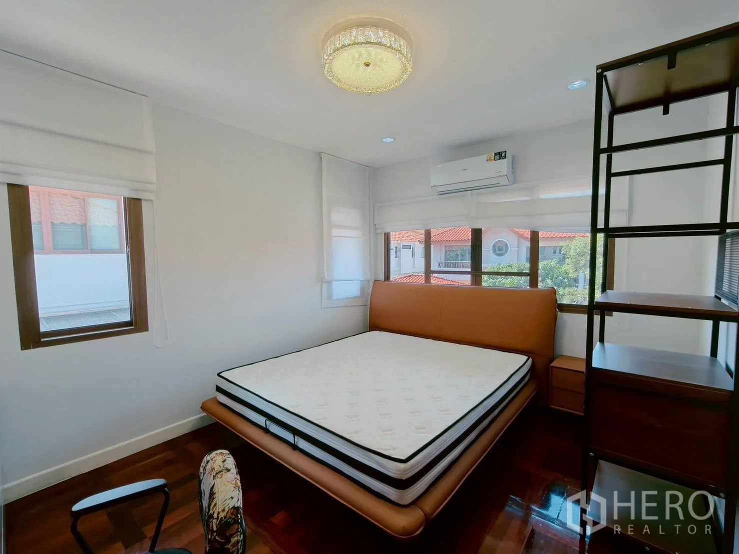 บ้าน ให้เช่าในLat Krabang, Bangkok - ห้องนอนมุมบ้าน เตียงควีน หน้าต่างรอบด้าน แอร์ และชั้นวางโล่ง